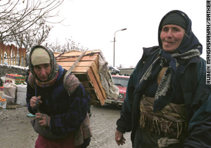Azerbaijani women from Georgia bringing merchandise in Armenia.